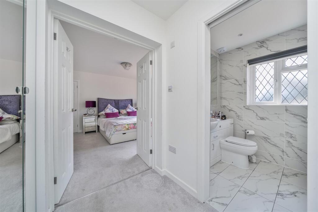 En Suite Dressing Room: