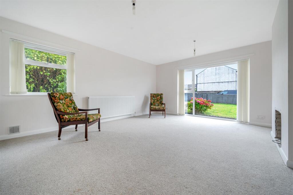 LIVING ROOM/ POSSIBLE EXTRA BEDROOM