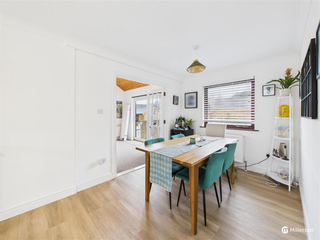 OPEN PLAN L SHAPED KITCHEN DINER