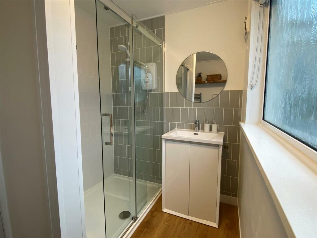 4 Clevedon Road Shower Room