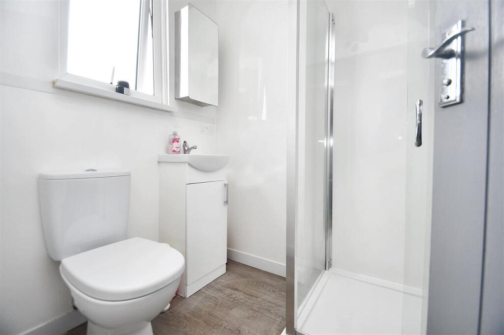 EN-SUITE SHOWER ROOM