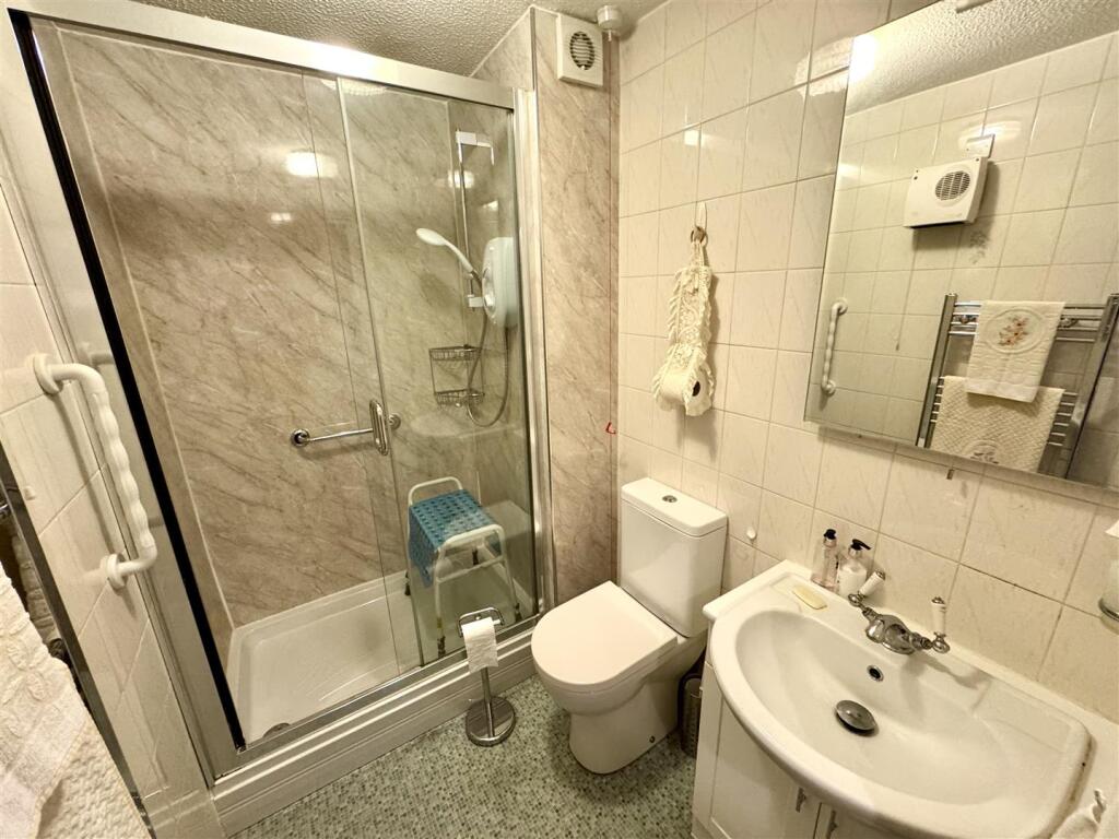 SHOWER ROOM