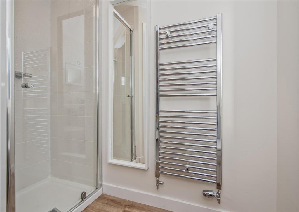 En-suite Shower Room / WC: