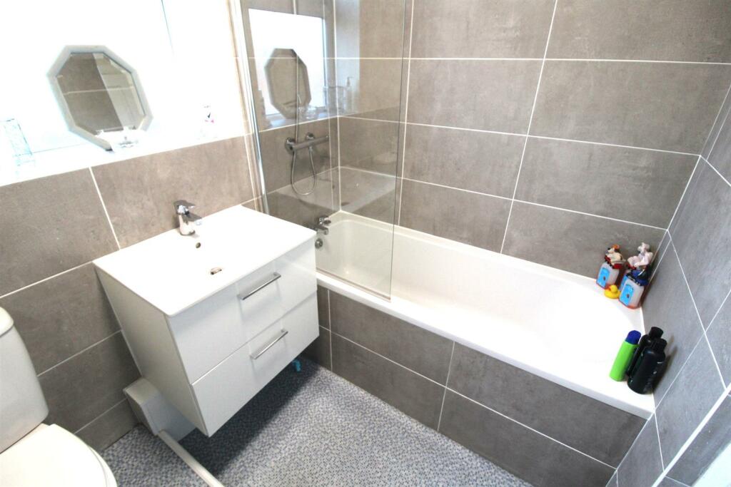 BATHROOM/TOILET