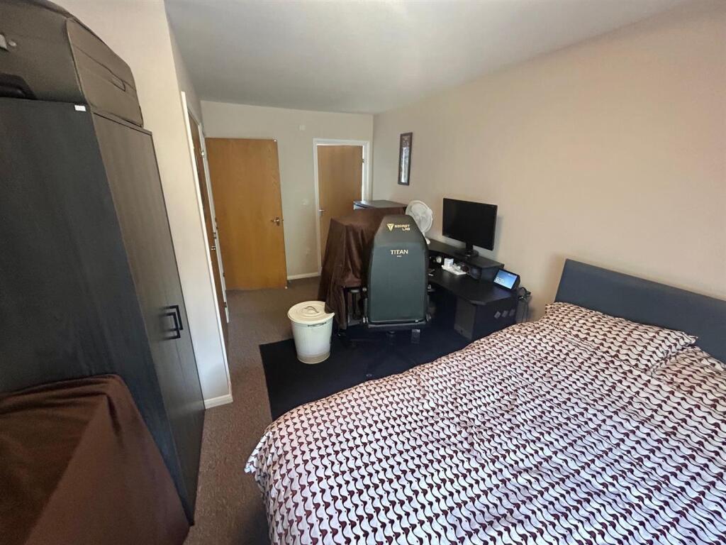 bed 1 long.jpg