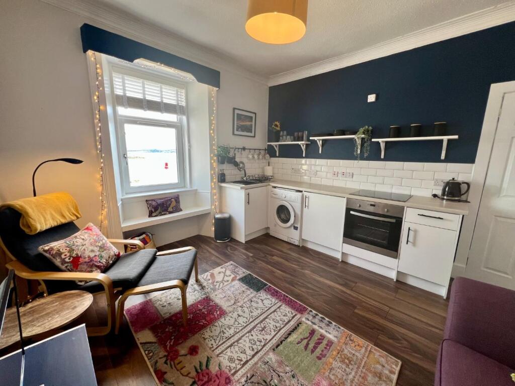 Lounge / Kitchen