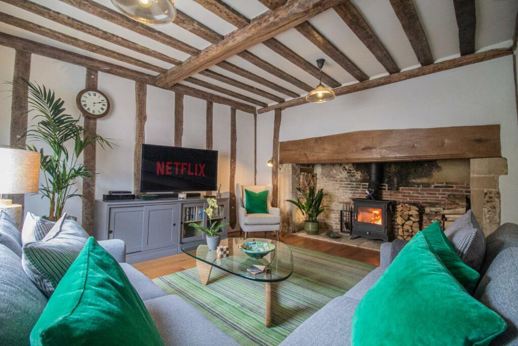 48 College Street [Living Room] 01.jpg