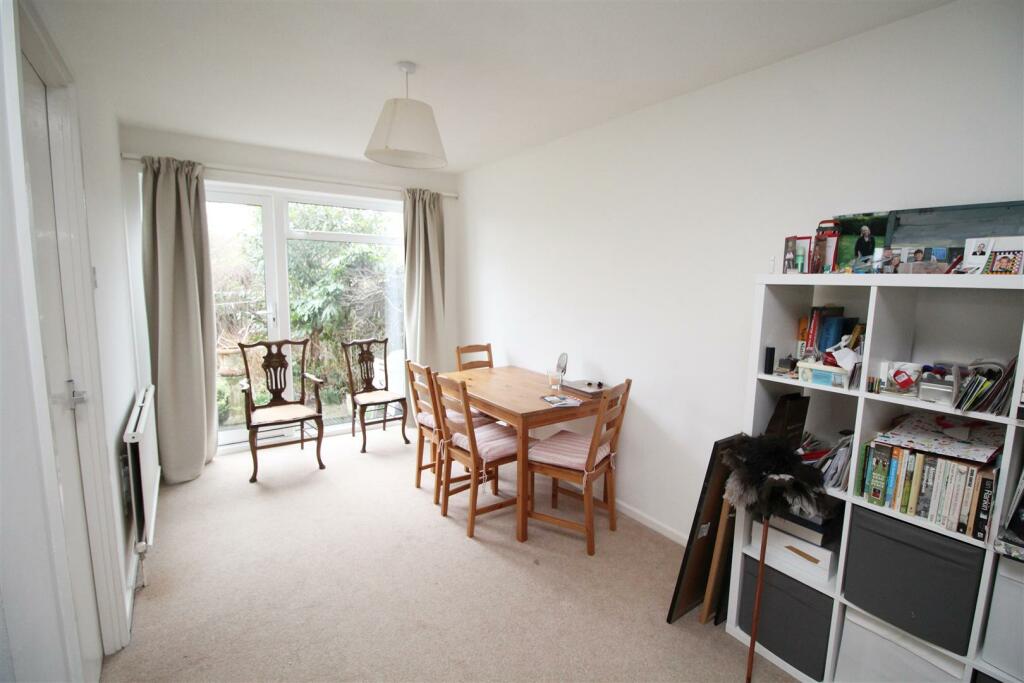 LIVING ROOM/DINING ROOM