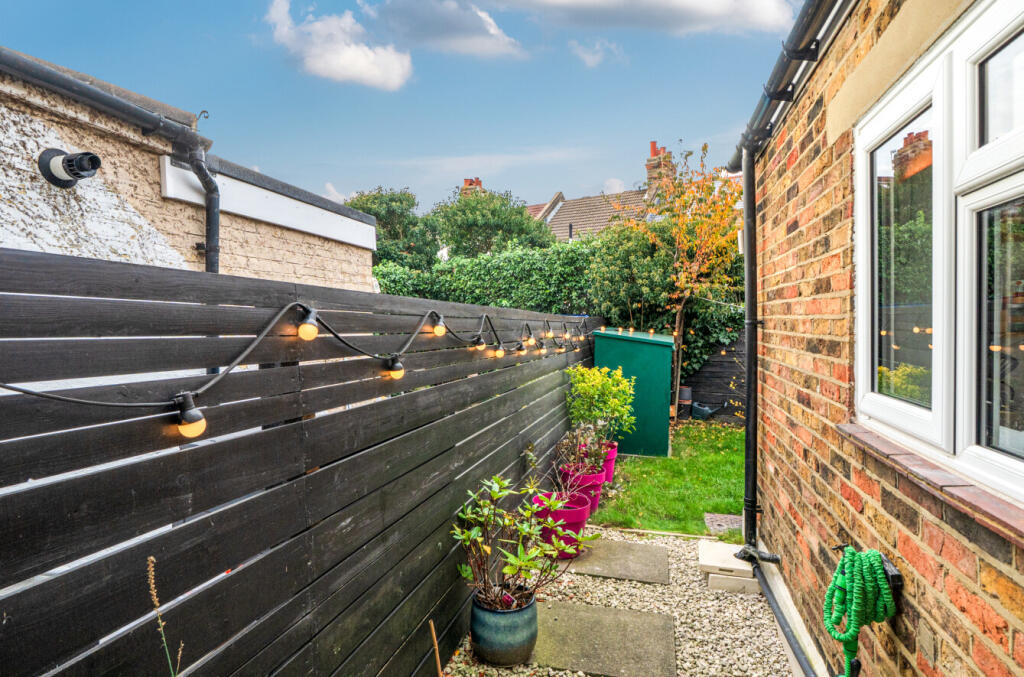 1371611-4-690b667...