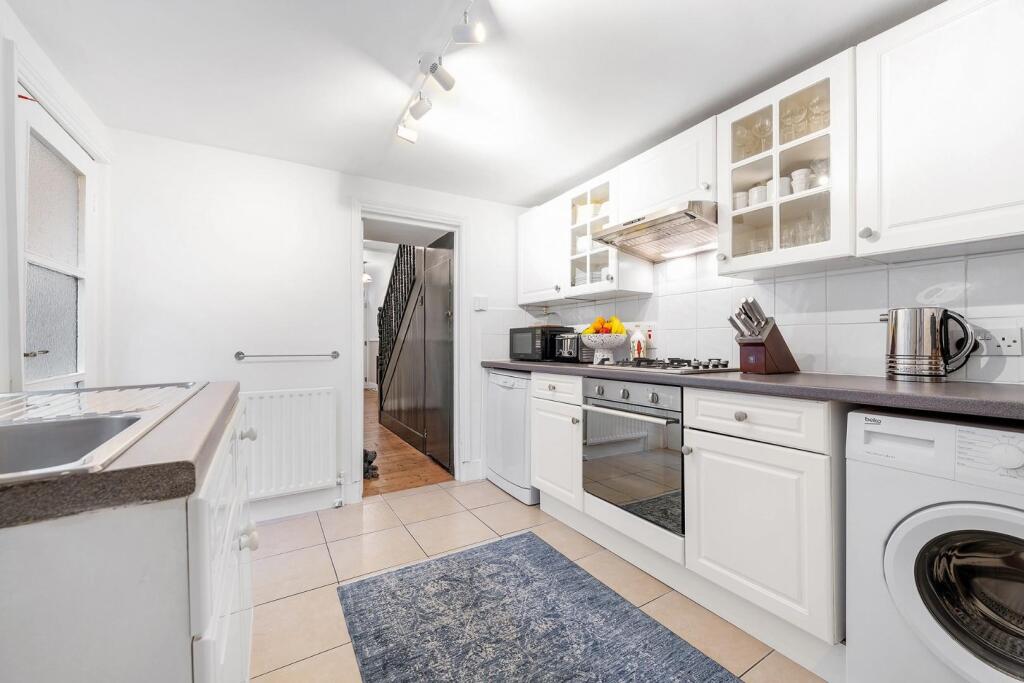 Kitchen (2).JPG