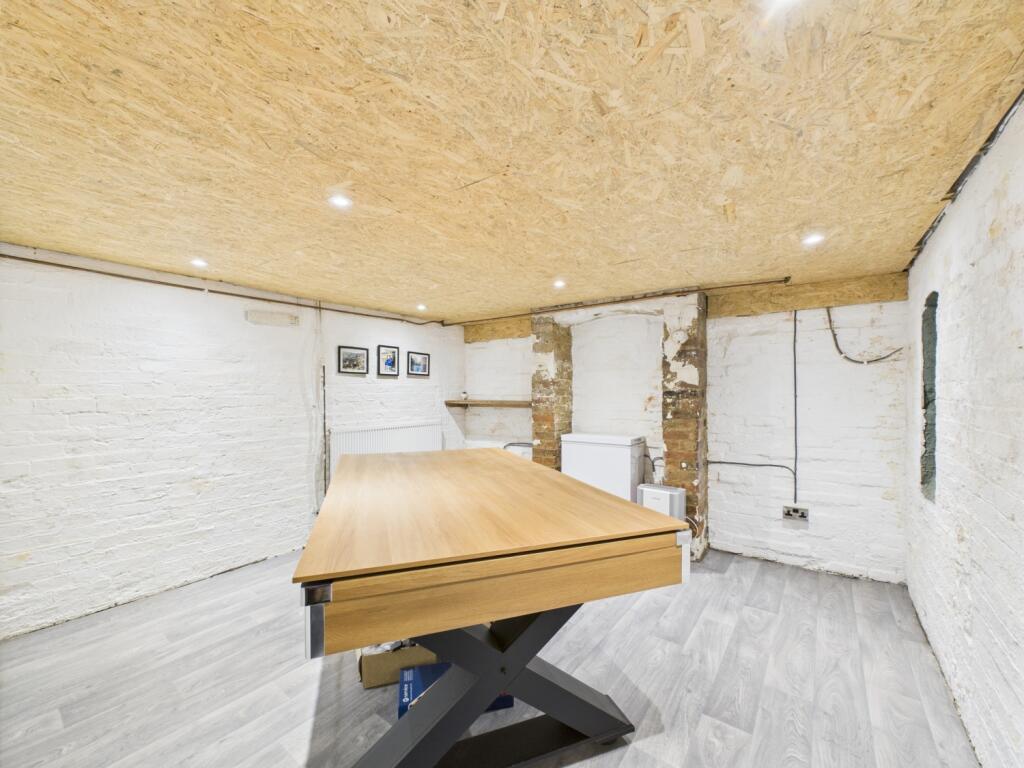 CAM02313G0-PR0087-STILL003