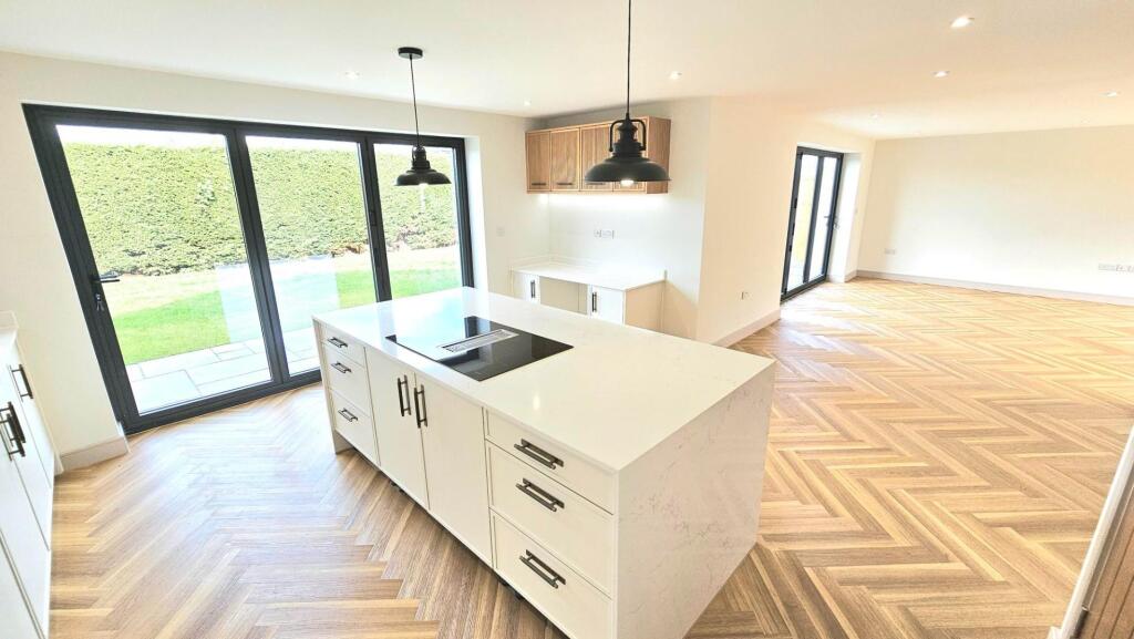 10 Magnum Plum Way kitchen 1.jpg