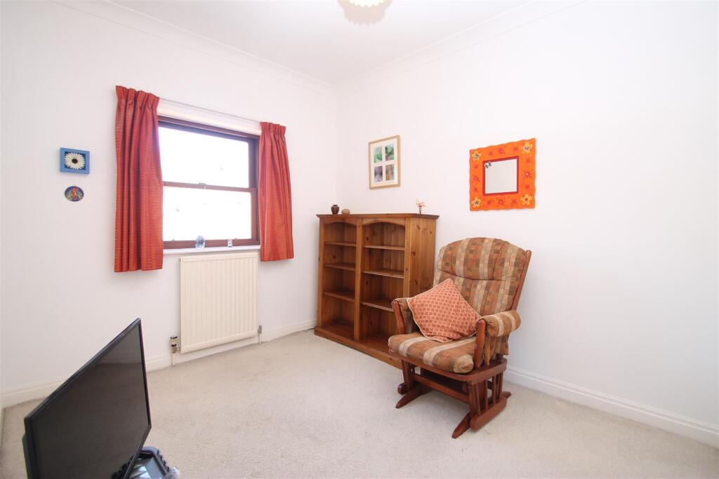 bedroom 4.JPG