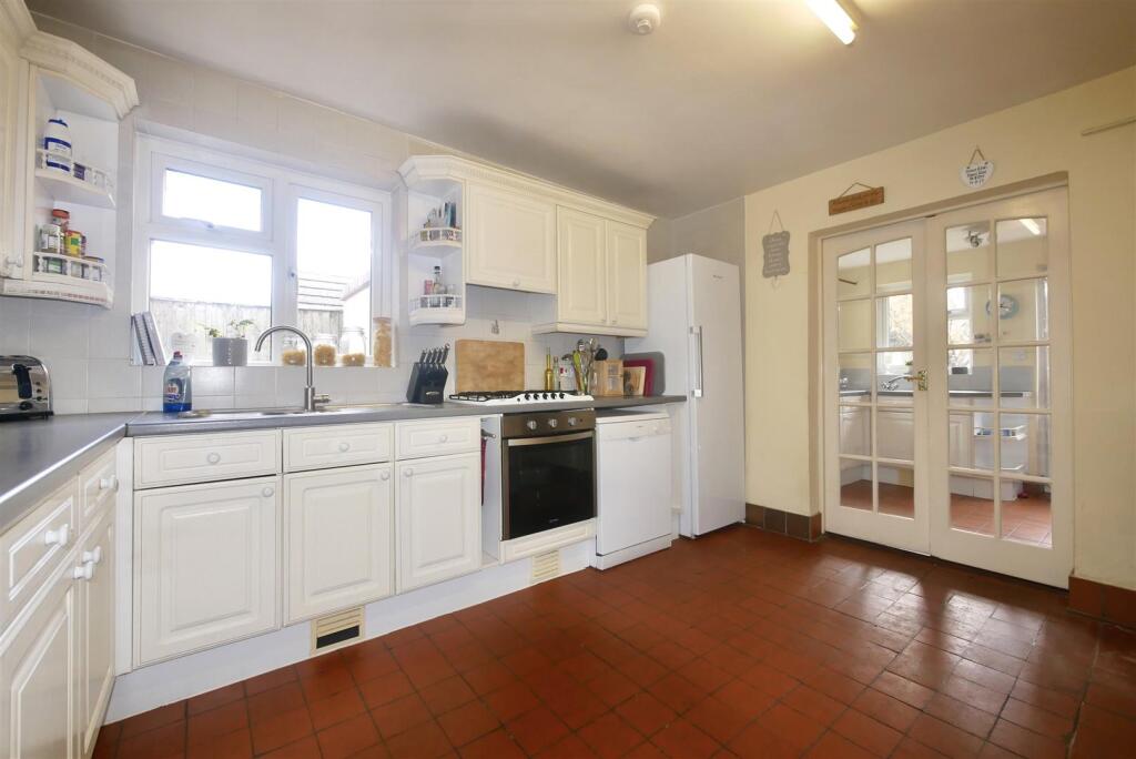 KITCHEN/BREAKFAST ROOM