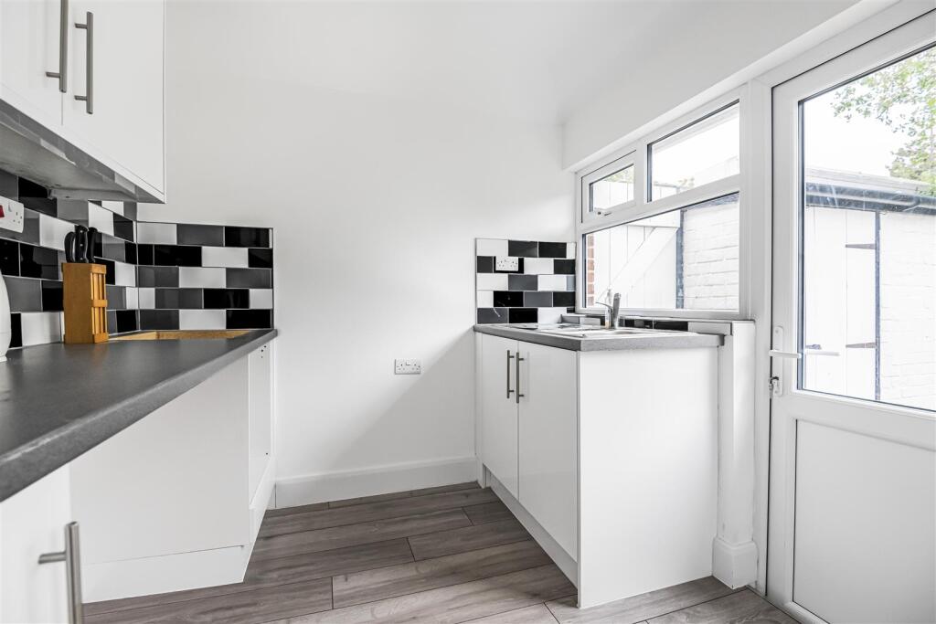 KITCHEN (PIC 2)