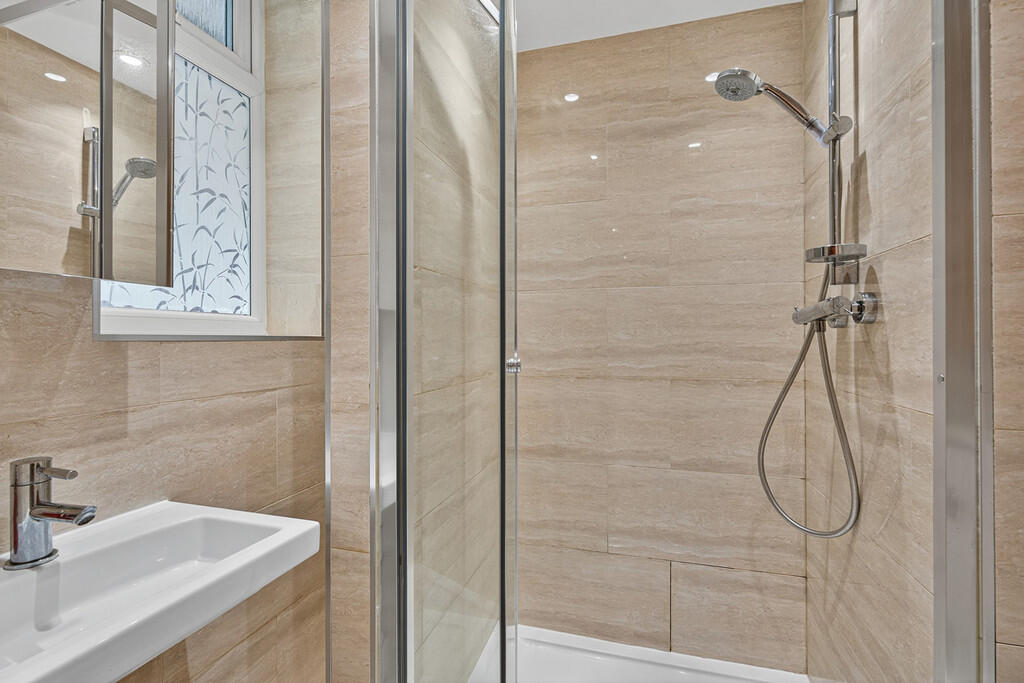 33 Walpole Close-...