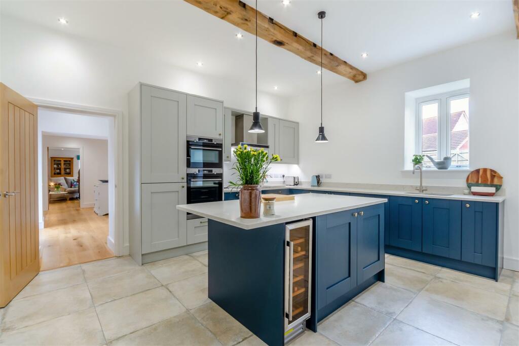 8583926-interior22.jpg