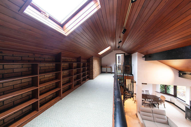 GALLERIED LANDING