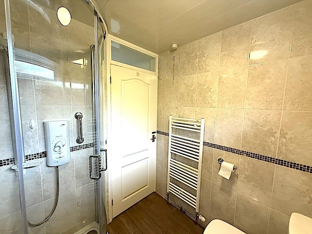 Bathroom 3rd.jpg