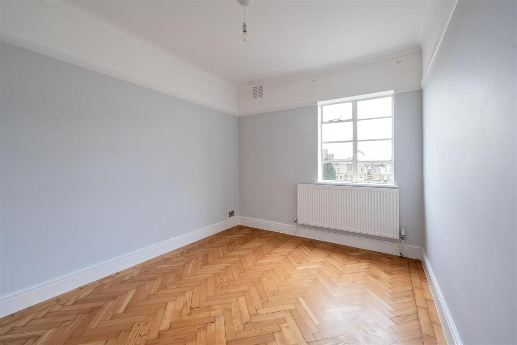 The Shrubbery, Grosvenor Road E11