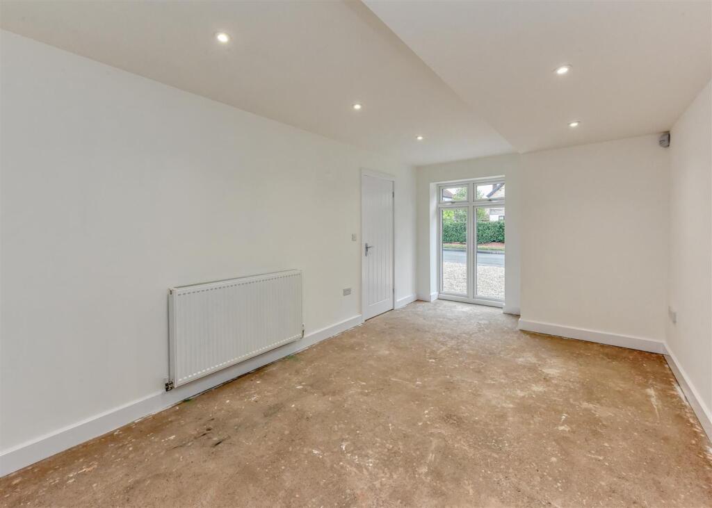 3 Yew Tree Lane-APR25-sitting.jpg