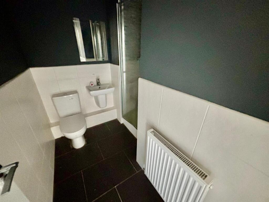 En-suite Shower Room / WC: