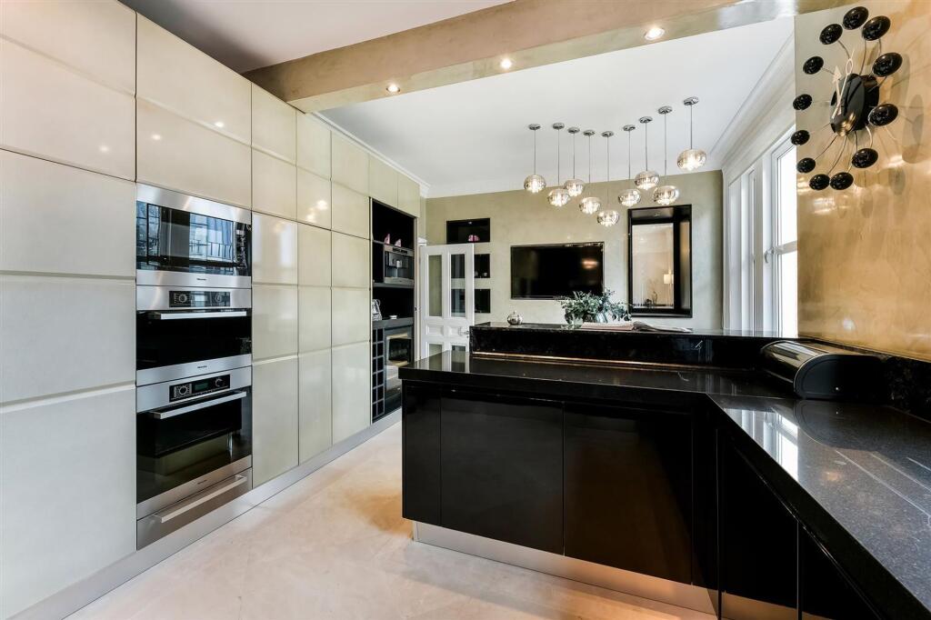 Knightsbridge Luxury  Flat 30, Wellington Court (14).jpg