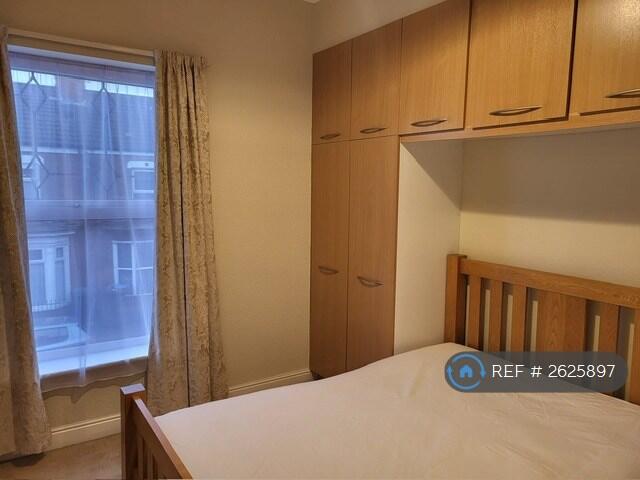 Bedroom 2 (2)