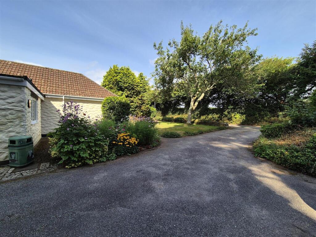 Entrance drive .jpg