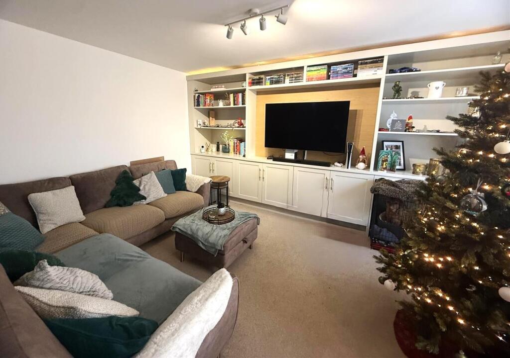 Roemead Drive - Sitting room.jpg