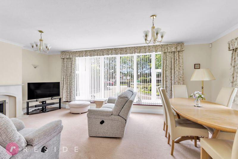 Lounge / Dining Area