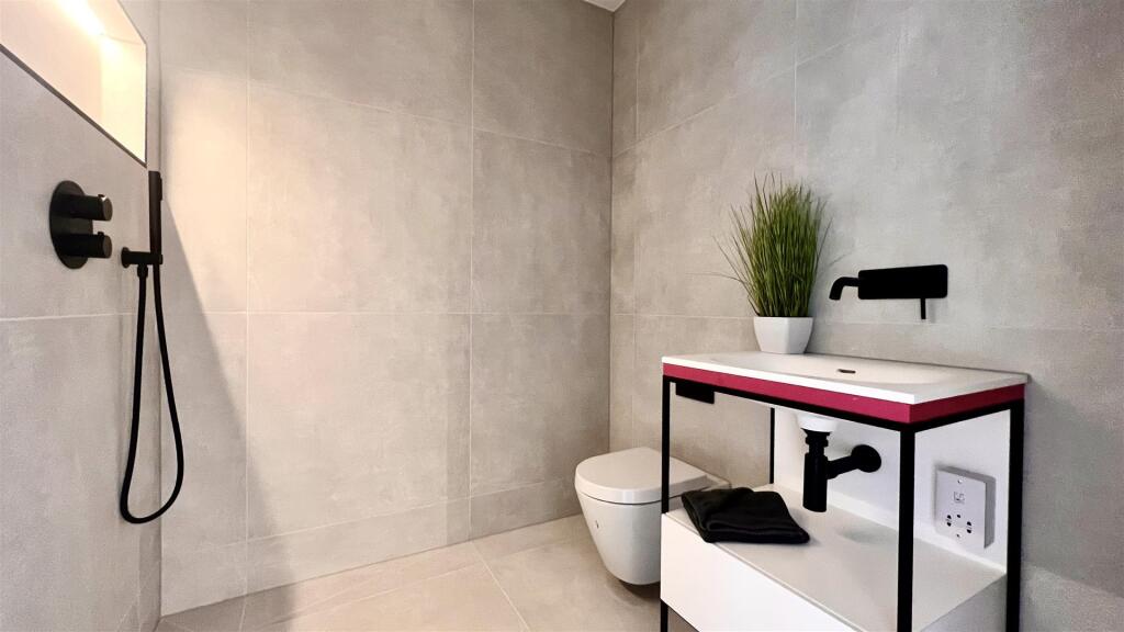 En Suite Wet Room .jpeg