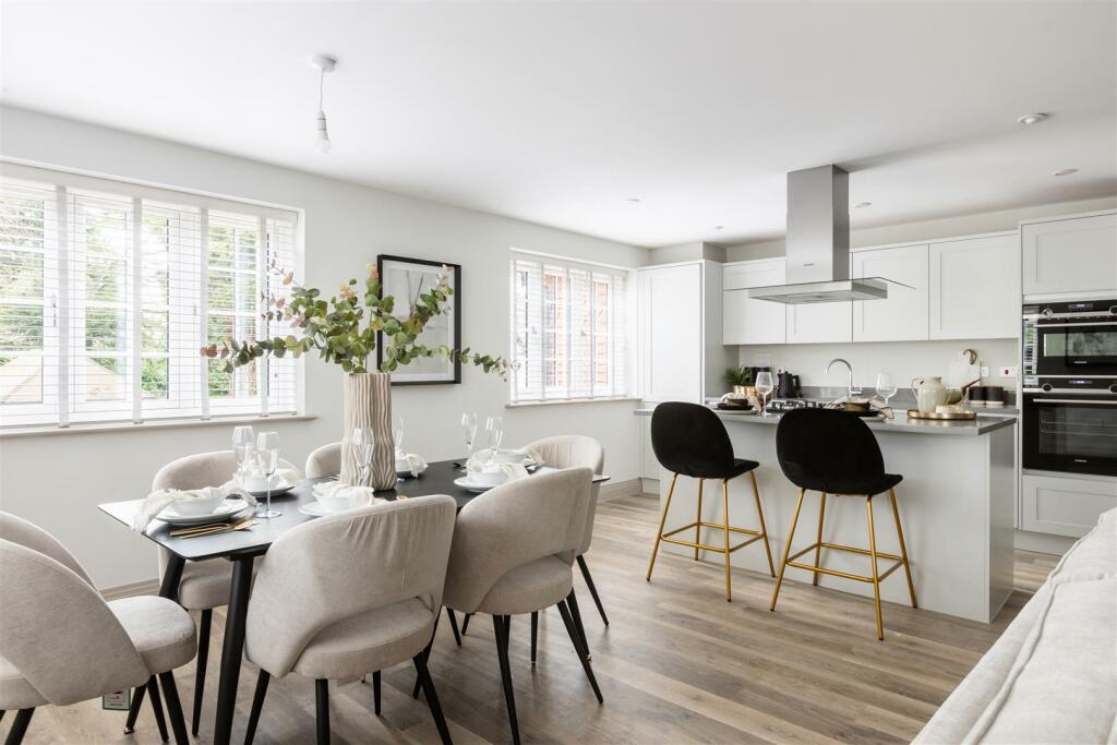 7 De Clare Court-12.jpg
