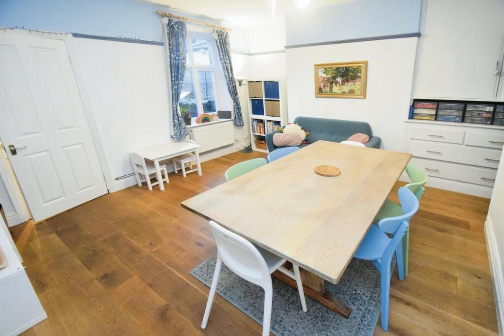 4c87b0a3-Dining 2...