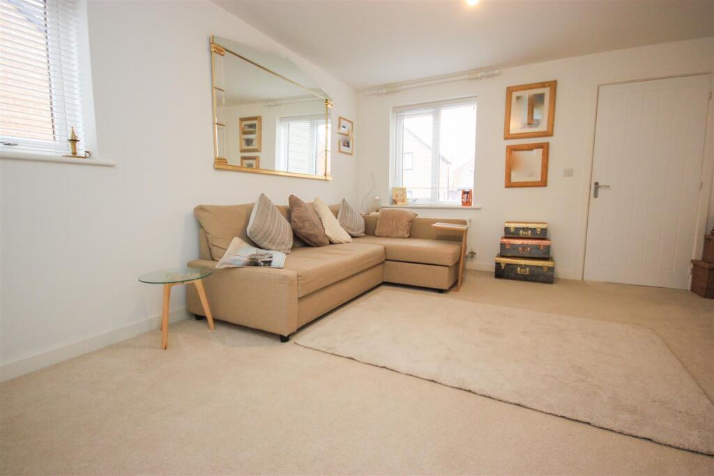 Lounge 2.jpg