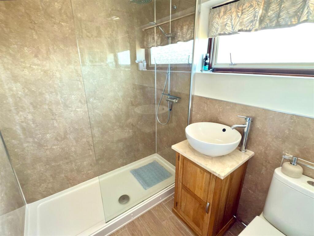 SHOWER ROOM.jpg
