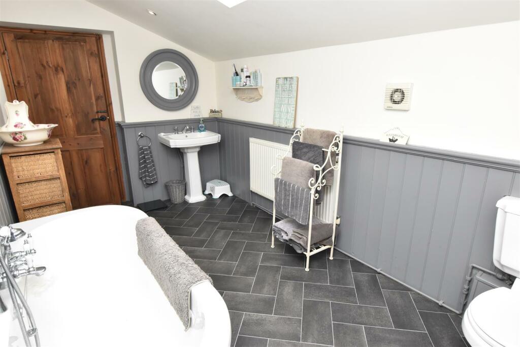 BATHROOM/WC