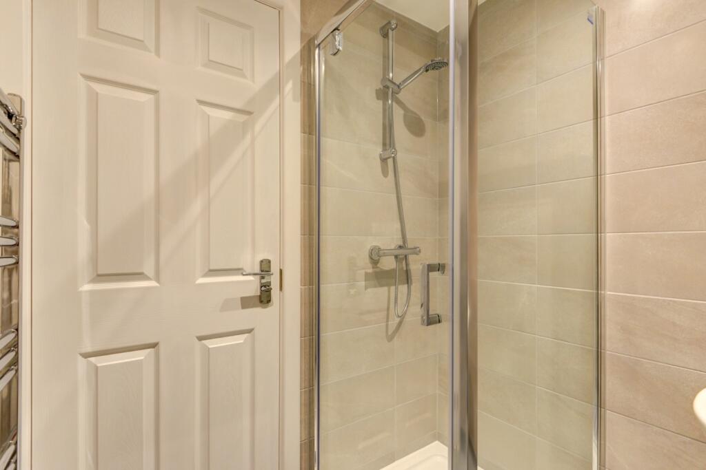 28 Caledonian Road Bathroom 3 (2)