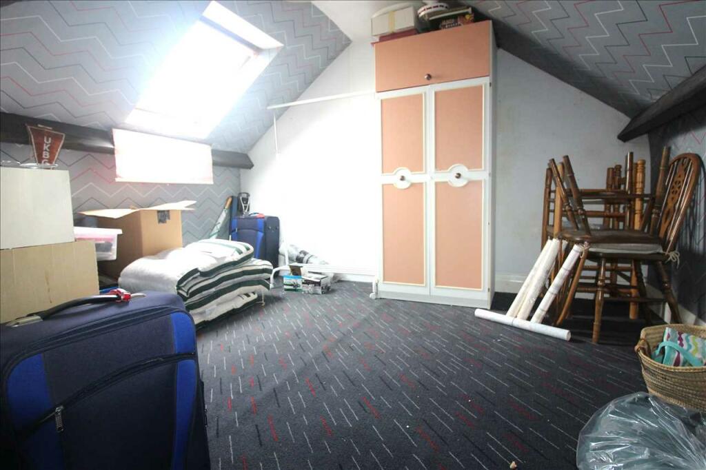 FIRST FLOOR LANDING