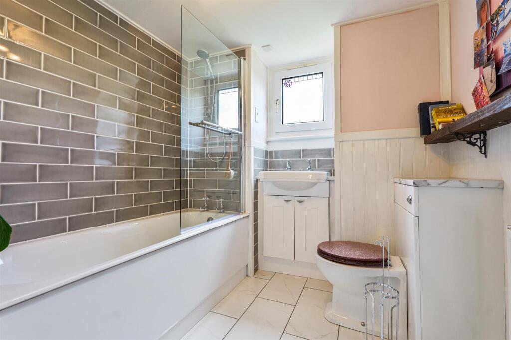 16- Bathroom.jpg