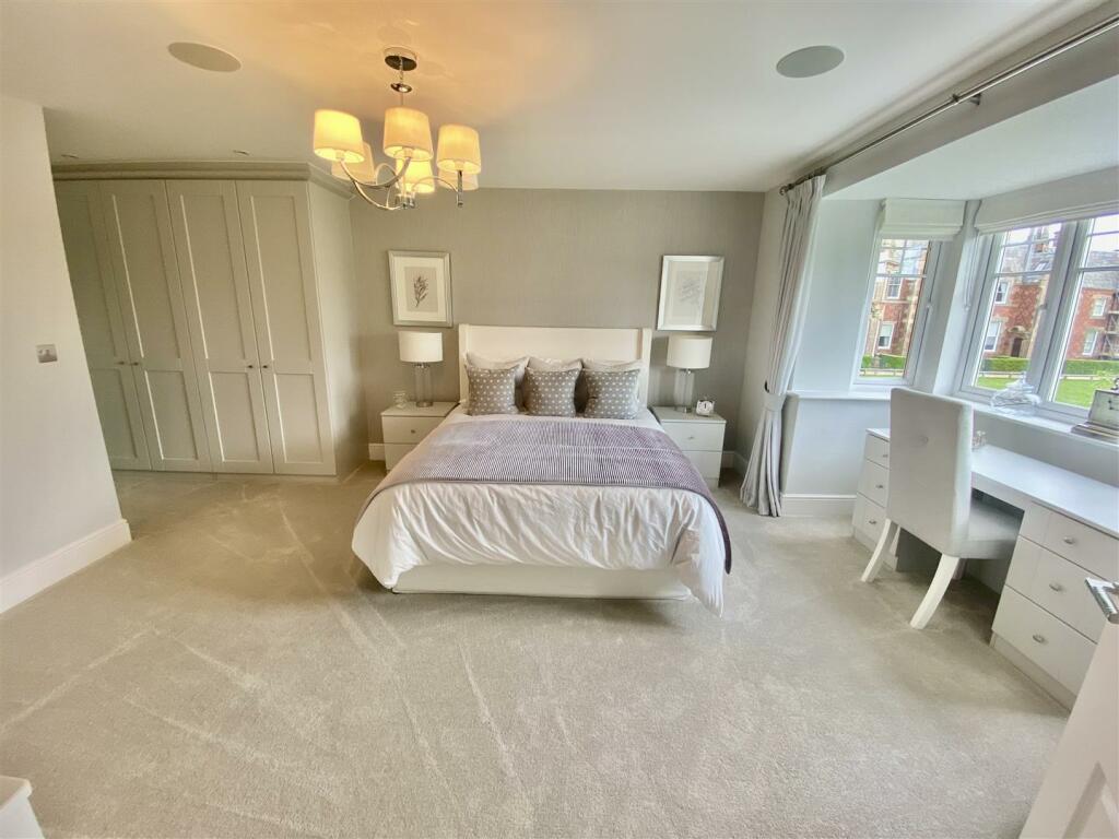 PRINCIPAL BEDROOM