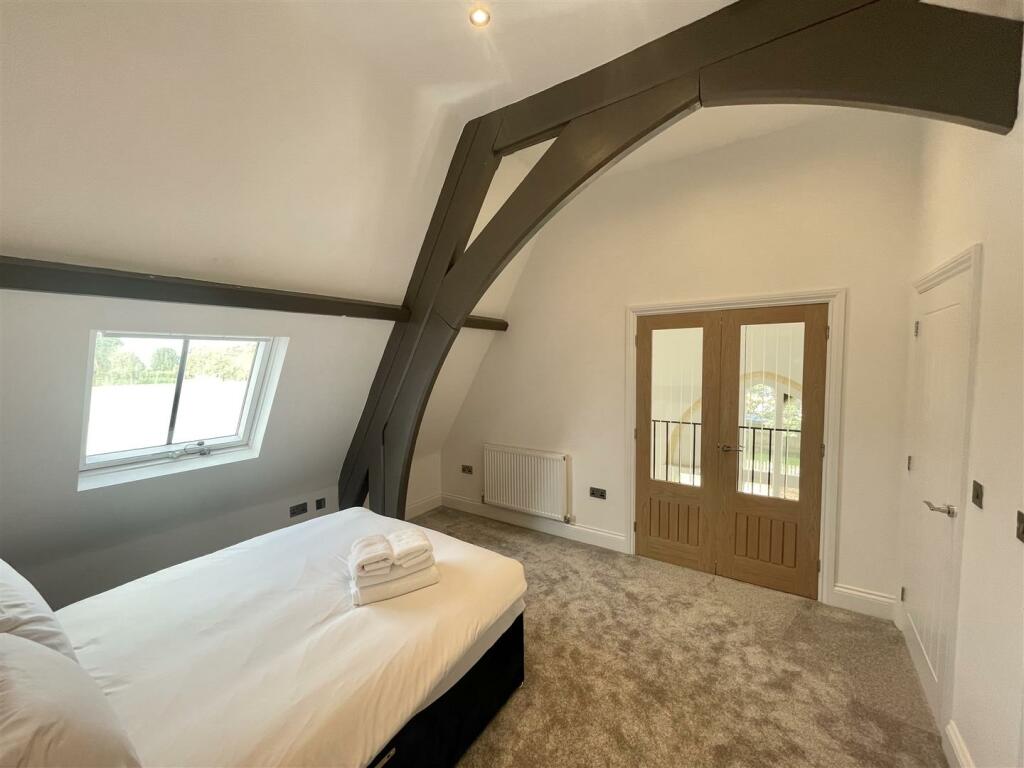 PRINCIPLE BEDROOM :