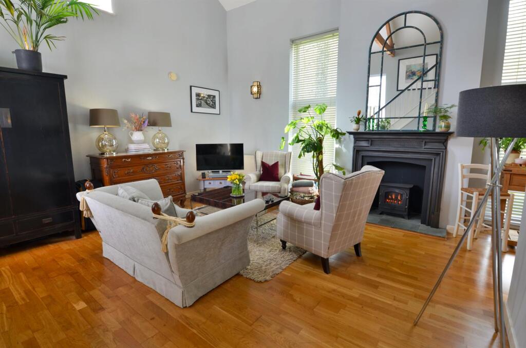 Living Room facing North West.jpg