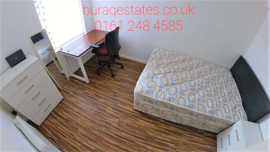 Bright, tidy single bedroom with wood-effect fl...