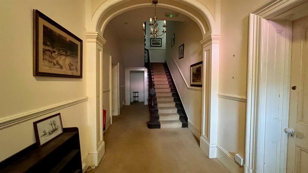COMMENUAL HALLWAY