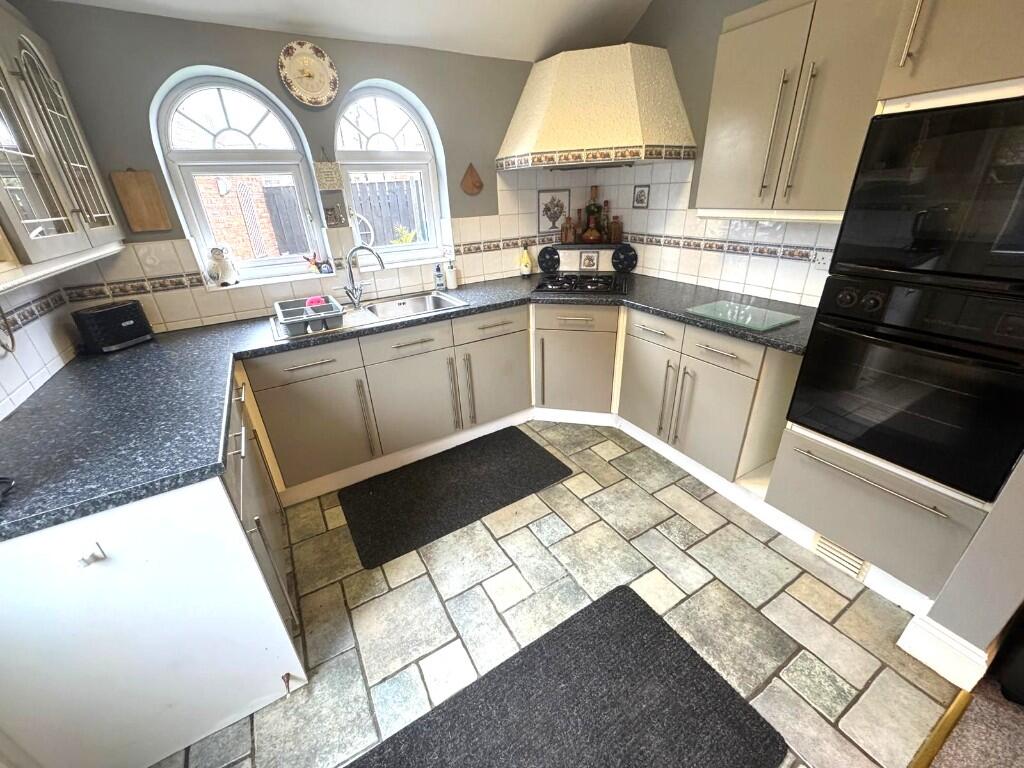 FITTED KITCHEN