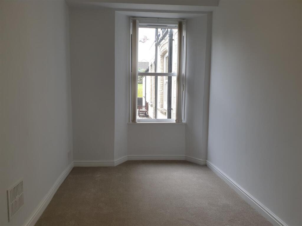 Bedroom 1 (10).jpg