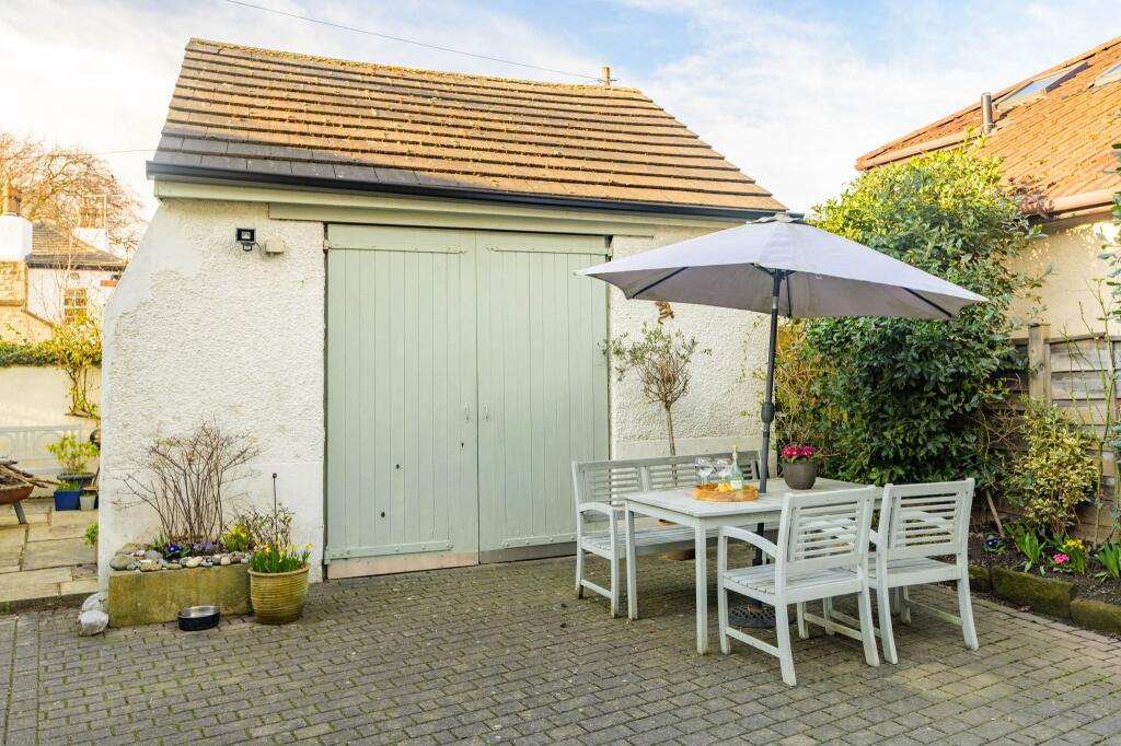 Rear garage 