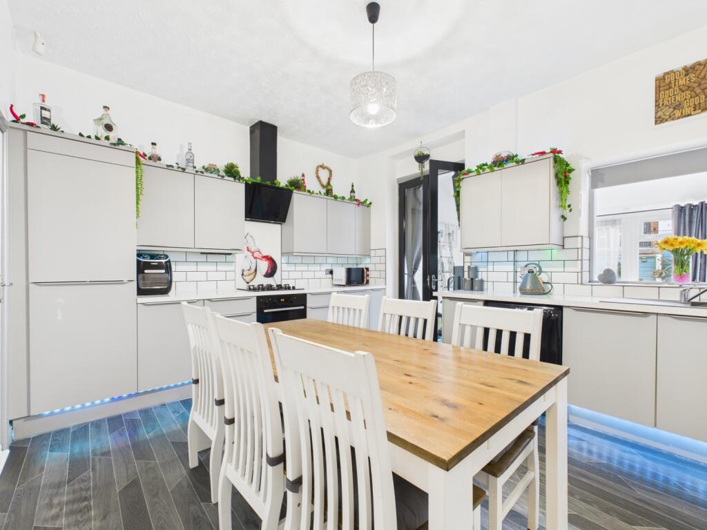 CAM03729G0-PR0019-STILL007