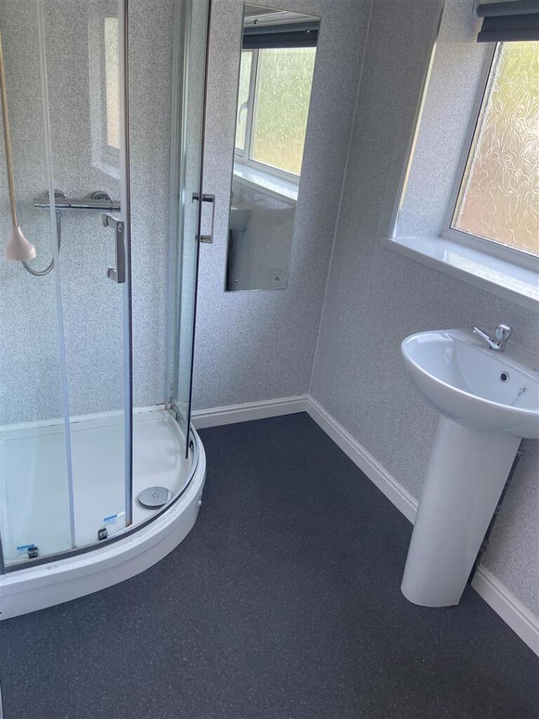 Bathroom 1.JPG